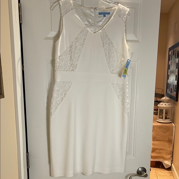 ANTONIO MELANI White Lace-Panel V-Neck Sheath Dress - Picture 10 of 11